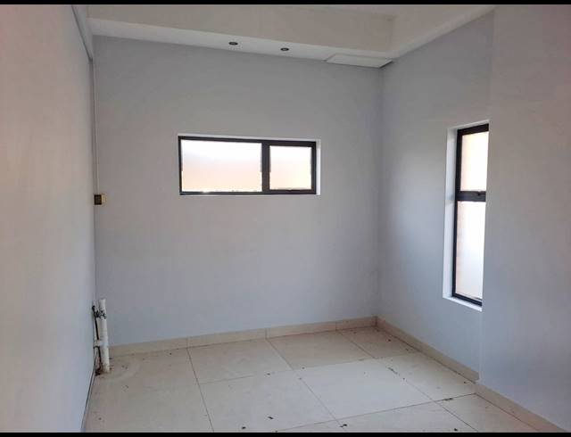 84M² OFFICE FOR SALE IN LOMBARDY ESTATE